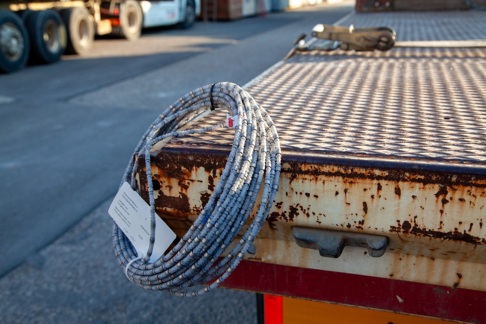 Mockup applicazione logo MC Solutions su materiali da taglio - branding settore edile